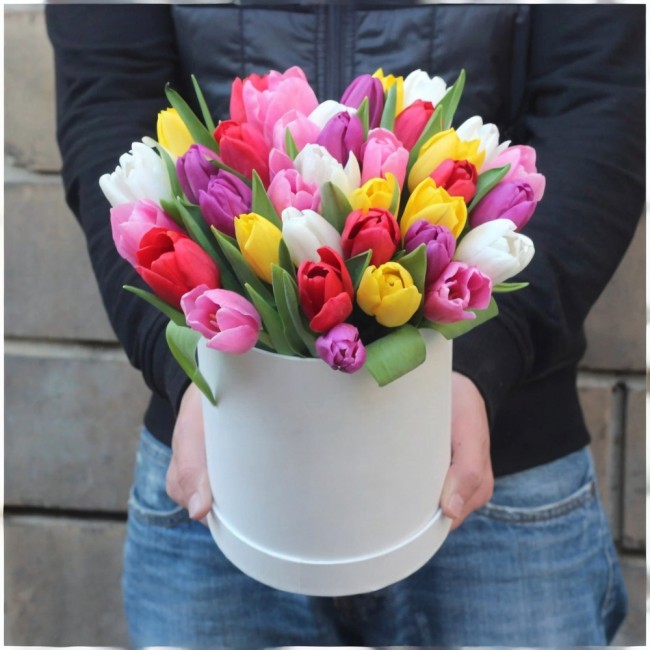 Букет цветов "Шляпная коробка из разноцветных тюльпанов" Букет цветов "Шляпная коробка из разноцветных тюльпанов"